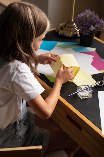 Foto gratuita cerrar niña sosteniendo papel