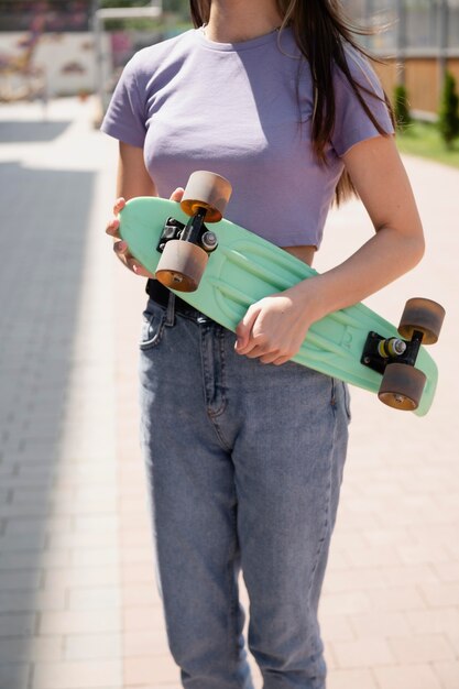 Cerrar niña sosteniendo pennyboard