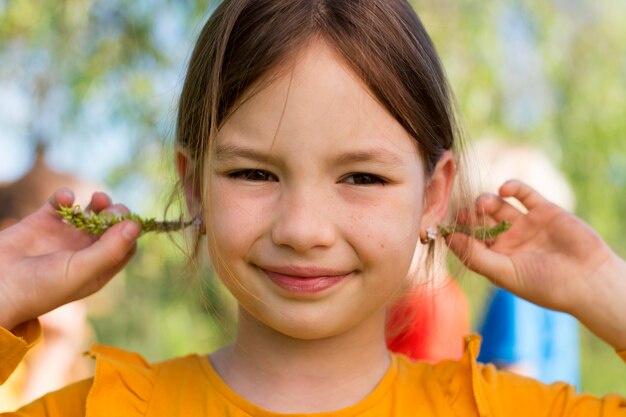 Cerrar niña sosteniendo plantas