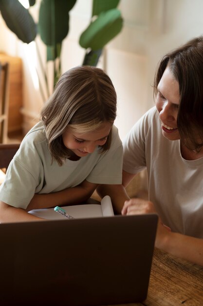 Cerrar niño estudiando en casa