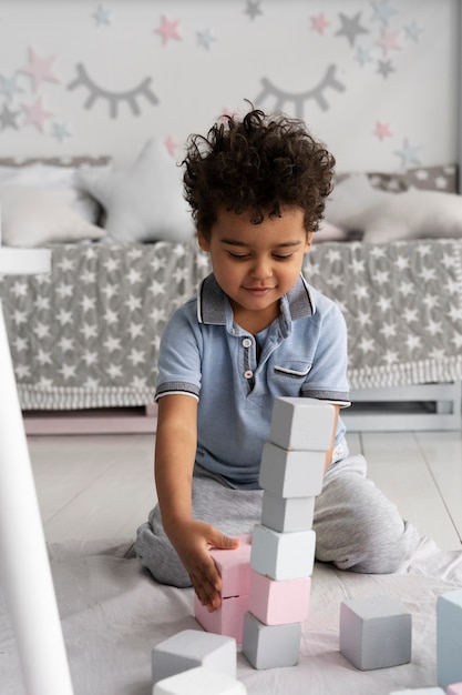 Cerrar en niño jugando con juego didáctico