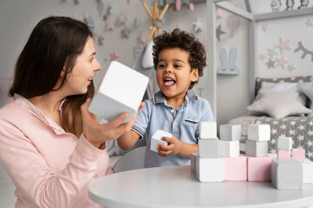 Cerrar en niño jugando con juego didáctico