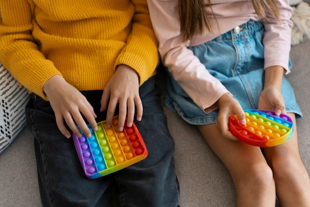 Cerrar en niño jugando con pop it toy