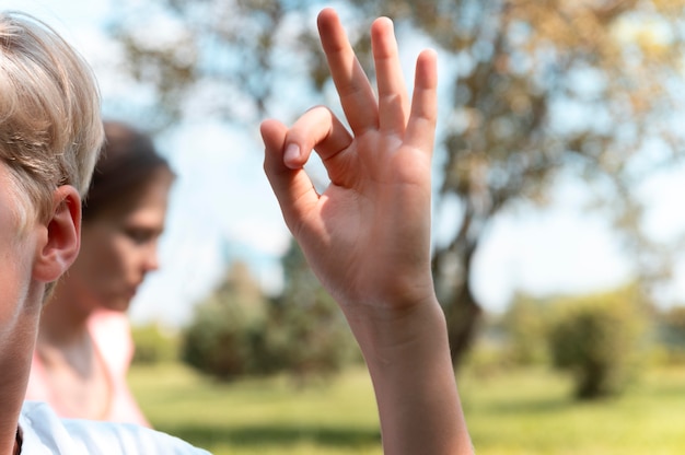 Cerrar niño y mujer al aire libre