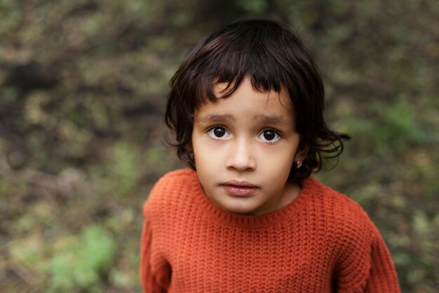 Cerrar niño en la naturaleza