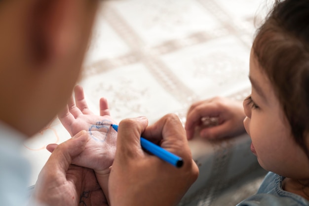 Cerrar niño y padres con marcador