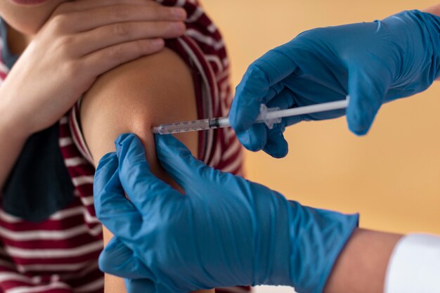 Cerrar niño recibiendo la vacuna