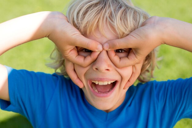 Cerrar niño sonriente al aire libre