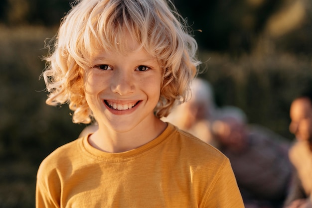 Cerrar niño sonriente al aire libre