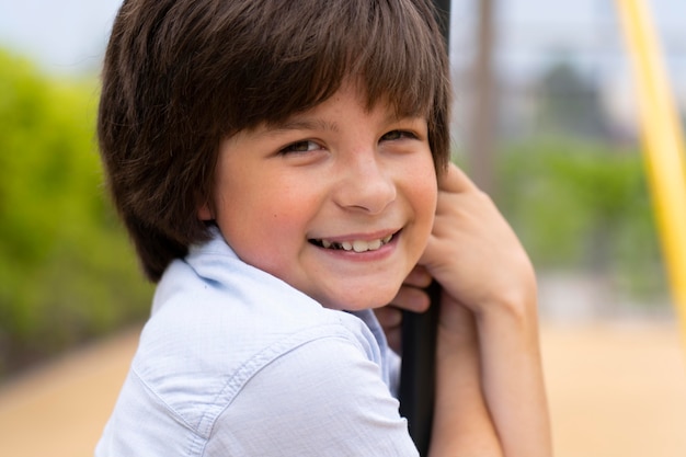 Cerrar niño sonriente en columpio