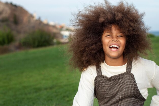 Cerrar niño sonriente en la naturaleza