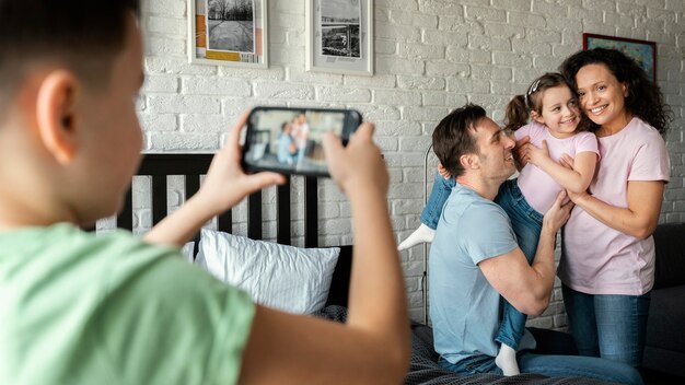 Cerrar niño tomando fotos familiares