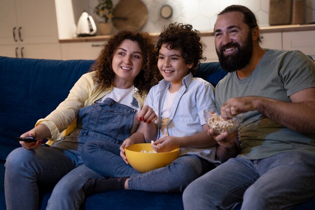 Cerrar el niño viendo películas con los padres