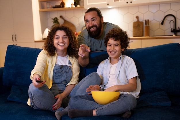 Cerrar el niño viendo películas con los padres