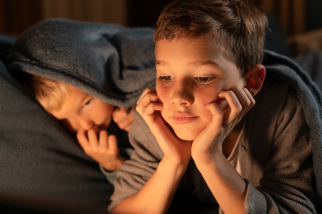 Foto gratuita cerrar a los niños en la cama