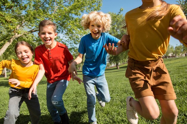 Cerrar niños corriendo como equipo