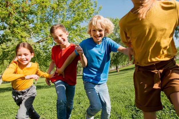 Cerrar niños corriendo juntos