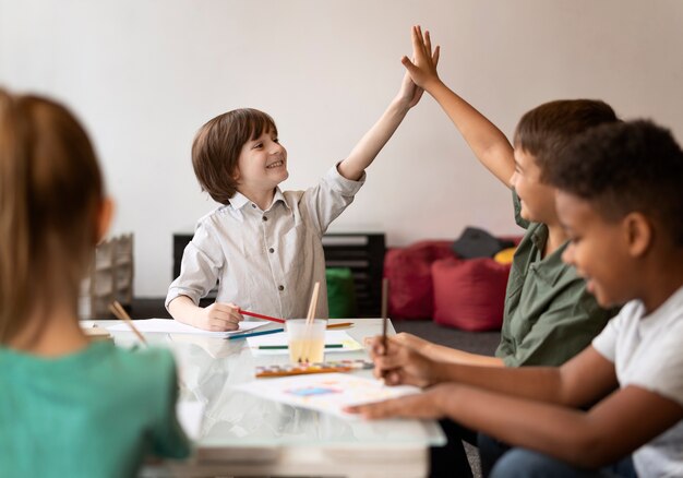 Cerrar niños dibujando juntos