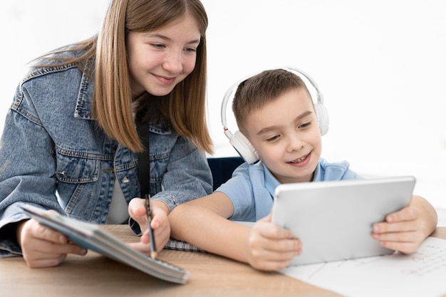 Cerrar niños estudiando juntos