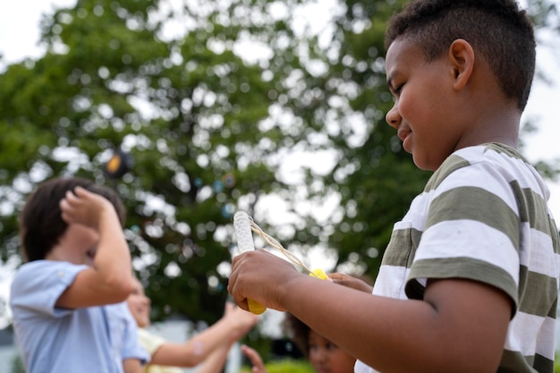 Cerrar niños jugando al aire libre