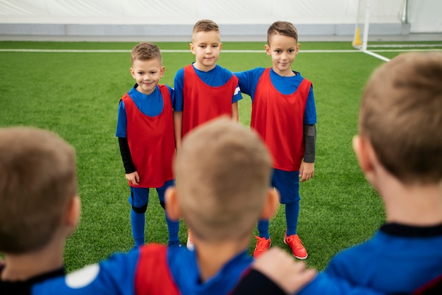 Foto gratuita cerrar niños jugando al fútbol