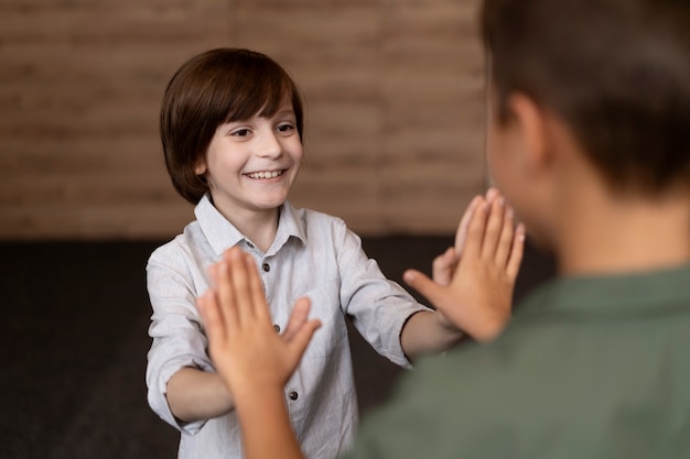 Cerrar niños jugando al juego