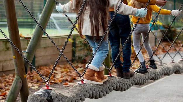 Cerrar niños jugando juntos al aire libre