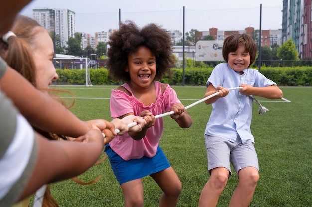 Cerrar niños jugando juntos