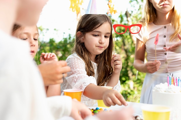 Foto gratuita cerrar a los niños en la mesa