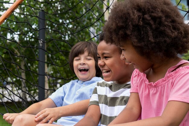 Cerrar niños riendo al aire libre