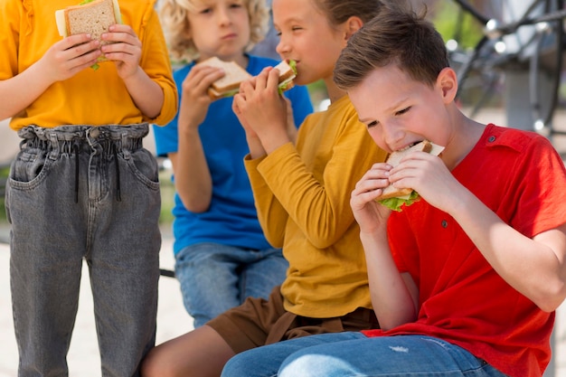 Cerrar niños con sándwiches