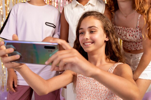 Cerrar niños tomando selfie en fiesta