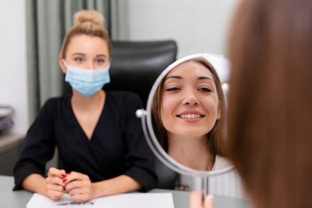 Cerrar paciente feliz en el dentista