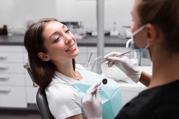 Cerrar paciente sonriente en la clínica del dentista