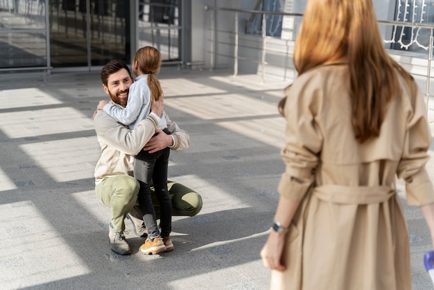 Cerrar padre abrazando a niña