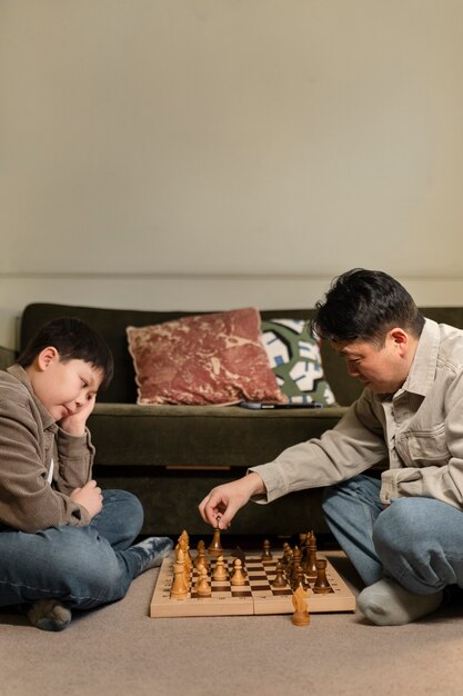 Cerrar padre e hijo jugando al ajedrez