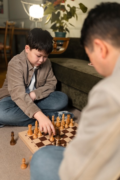 Cerrar padre e hijo jugando al ajedrez