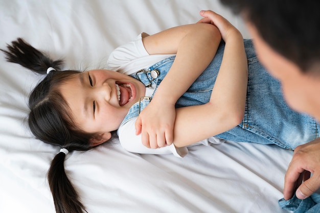 Foto gratuita cerrar padre jugando con niña