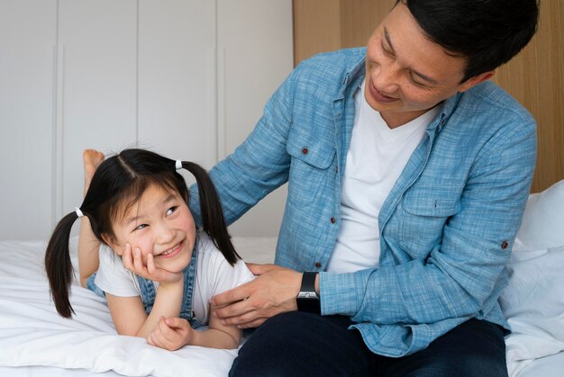 Cerrar padre y niña sonriente