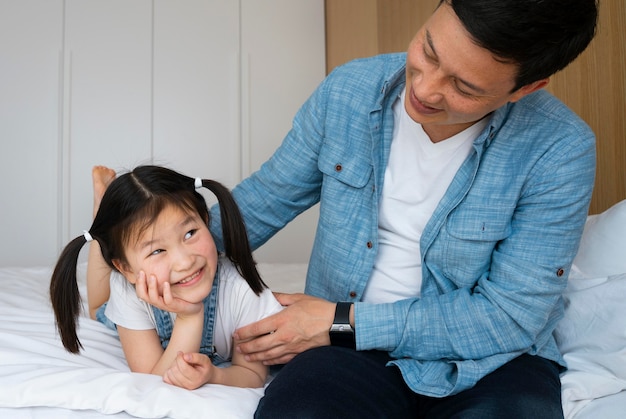 Cerrar padre y niña sonriente