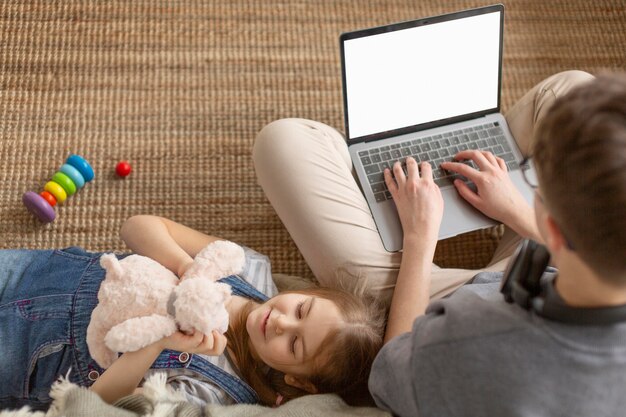 Foto gratuita cerrar padre trabajando cerca de niño