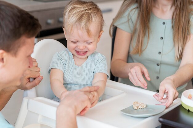 Cerrar los padres alimentando al niño