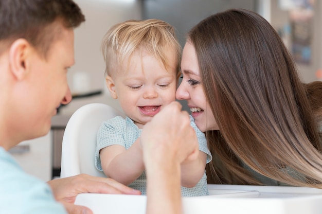 Foto gratuita cerrar padres felices con niño