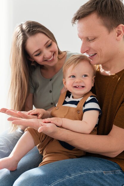 Cerrar padres con niño feliz