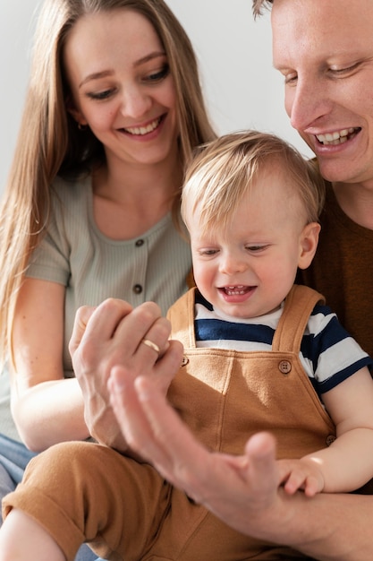 Cerrar padres sonrientes con niño