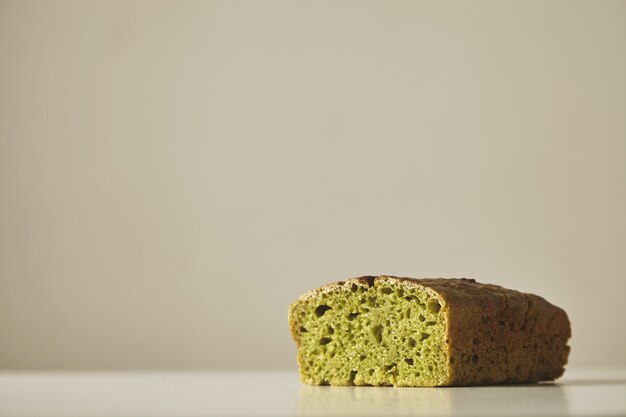 Cerrar pan de espinacas saludable hecho sin azúcar y sal aislado en blanco