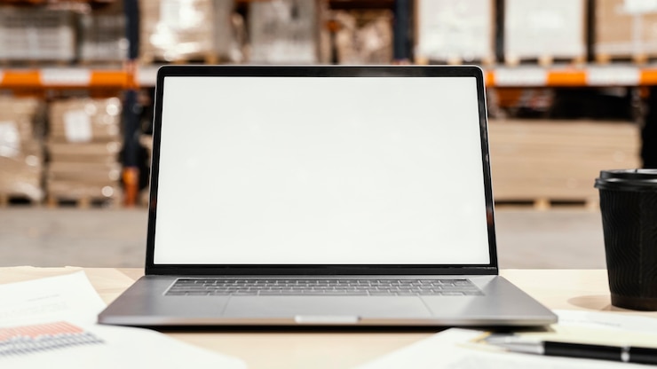 Foto gratuito cerrar la pantalla del portátil en blanco