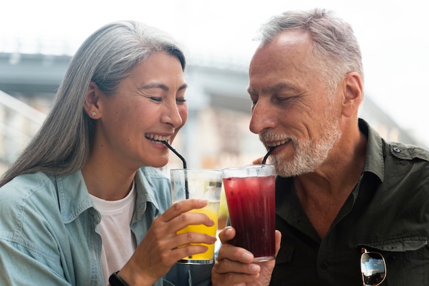 Cerrar pareja con bebidas