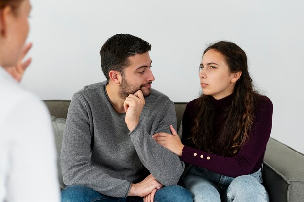 Cerrar pareja discutiendo con terapeuta