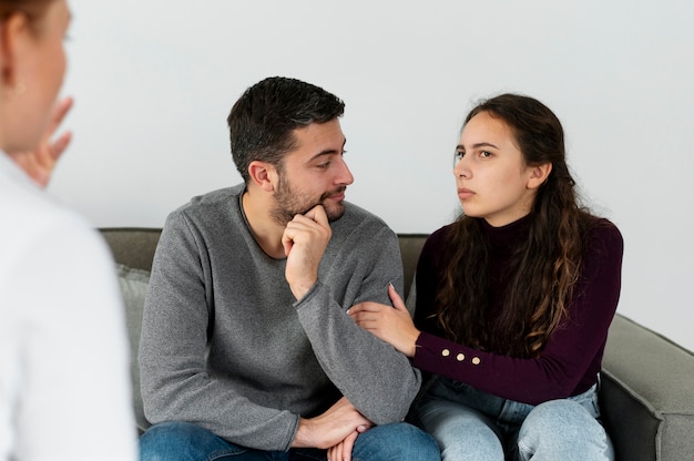 Cerrar pareja discutiendo con terapeuta